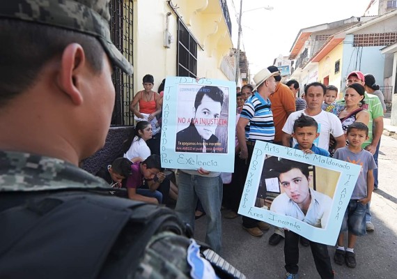 Relatives of Aris Valentin Maldonado -- friend and suspected accomplice of the alleged murderer of former Miss Honduras Maria Jose Alvarado, 19, and her sister Sofia Trinidad -- his girlfriend -- Plutarco Antonio Ruiz, demonstrate to claim his innocence, in Santa Barbara, 200 km north of Tegucigalpa, on November 25, 2014. Honduras Miss World contestant and her sister were shot dead after the latter's boyfriend shot them in a jealous rage, according to police and media reports. AFP PHOTO/Orlando SIERRA