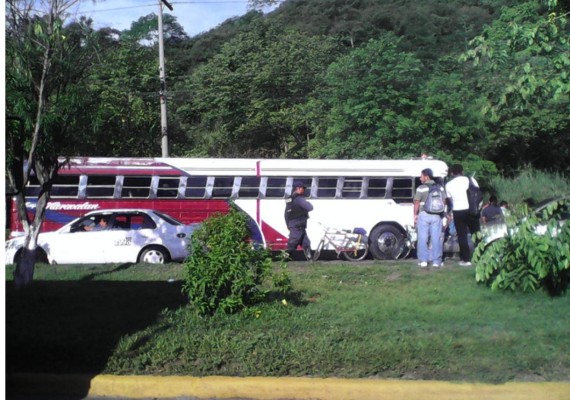 Choque entre bus y turismo deja un muerto en salida a Villanueva