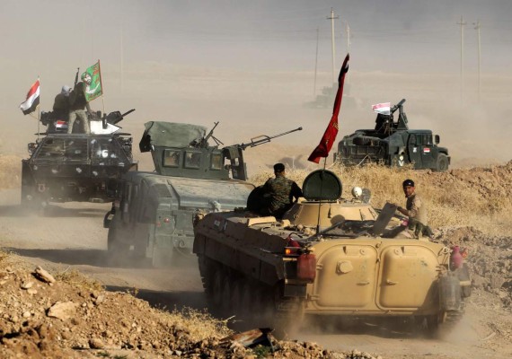 Iraqi forces deploy in the area of al-Shourah, some 45 kms south of Mosul, as they advance towards the city to retake it from the Islamic State (IS) group jihadists, on October 17, 2016.Iraqi Prime Minister Haider al-Abadi announced earlier in the day that the long-awaited operation to recapture Mosul was under way. / AFP PHOTO / AHMAD AL-RUBAYE
