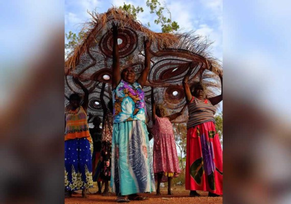 Un proyecto español combina arte aborigen y reciclaje de plástico en Australia