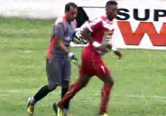 Júnior Morales expulsado por darle nalgadas a Henry Martínez