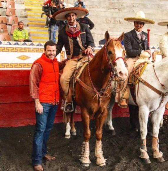 El primogénito de Eduardo Capetillo, quien lleva el mismo nombre que el famoso, bien podría hacerse pasar como un hermano gemelo.