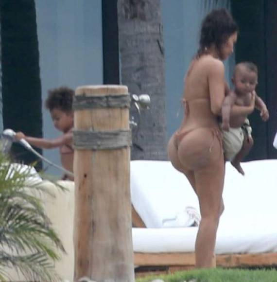 Kim Kardashian mostró con orgullo su nuevo cuerpo durante un paseo familiar en la playa, acompañada por su hija de tres años North y su hijo de ocho meses Saint en Punta Mita, México.