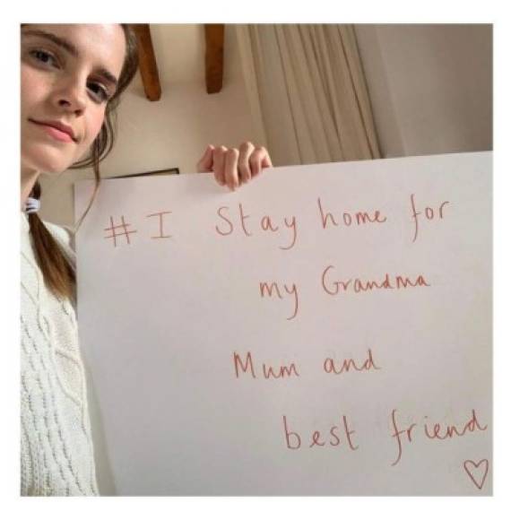 Emma Watson<br/>La actriz de Harry Potter se fotografió con un cartel que dice: 'Yo me quedo en casa por mi abuela, por mi madre y por mi mejor amiga' y explica la razón: 'Mi abuela pasa de los 70 años, especialmente vulnerable, mi madre es persona de riesgo al ser diabética y mi amiga es profesional de la salud'.