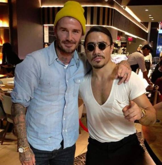 David Beckham es otro de los clientes de Salt Bae. El ex futbolista ha disfrutado junto a su familia de los exclusivos platillos del chef turco.