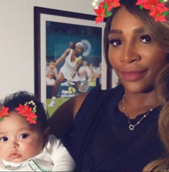 La tenista Serena Williams se mostró junto a su hermosa hija Alexis Olympia Jr., de tres meses de edad, con pascuas en sus cabezas para desear una feliz Navidad a sus fans.