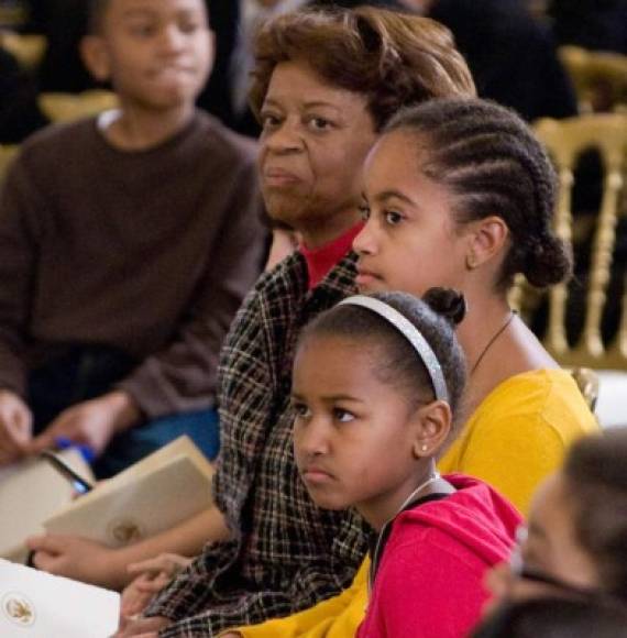 Las pequeñas comenzaron a asistir a los eventos de la Casa Blanca desde muy corta edad. En la imagen, Sasha y Malia junto a su abuela Marian Robinson, durante la ceremonia del mes de Historia Afroamericana el 18 de febrero de 2009.