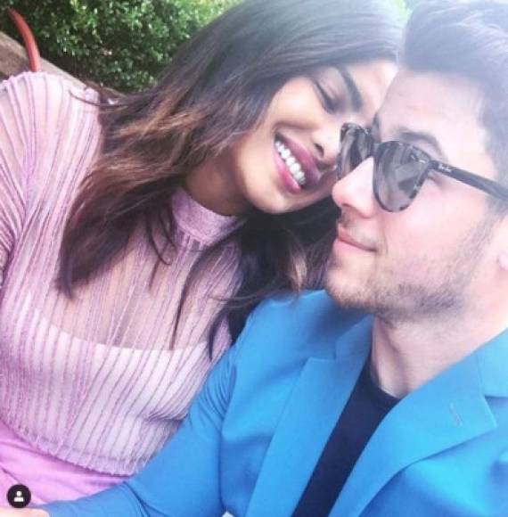 Y en agosto de 2018 le llegó el amor, Nick Jonas anunció su compromiso con la actriz Priyanka Chopra a través de la red social Instagram, con una serie de fotografías que causaron furor.