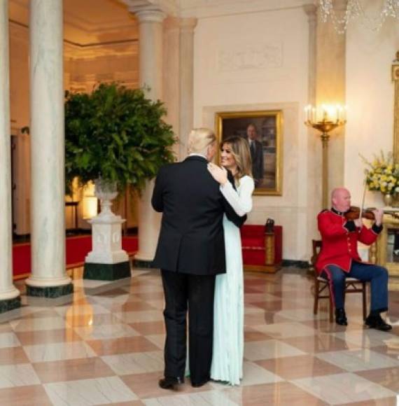 Tras la cena, Trump invitó a Melania a un breve baile captado por el fotógrafo de la Casa Blanca en una imagen que se ha viralizado en redes sociales.