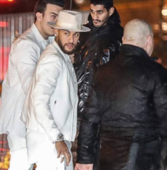 Neymar invitó a familiares, amigos y compañeros a la fiesta de su cumpleaños que dio inicio la noche del domingo y hasta altas horas de la madrugada del lunes.