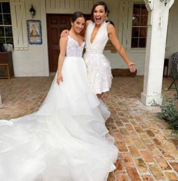 Para su boda, Evaluna eligió un traje clásico con toques modernos, blanco y de vuelo, con un escote en uve y de tirantes que dejaba sus brazos y parte de su espalda al descubierto.