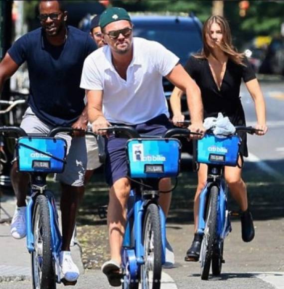 La famosa pareja también dio un paseo en bicicleta.