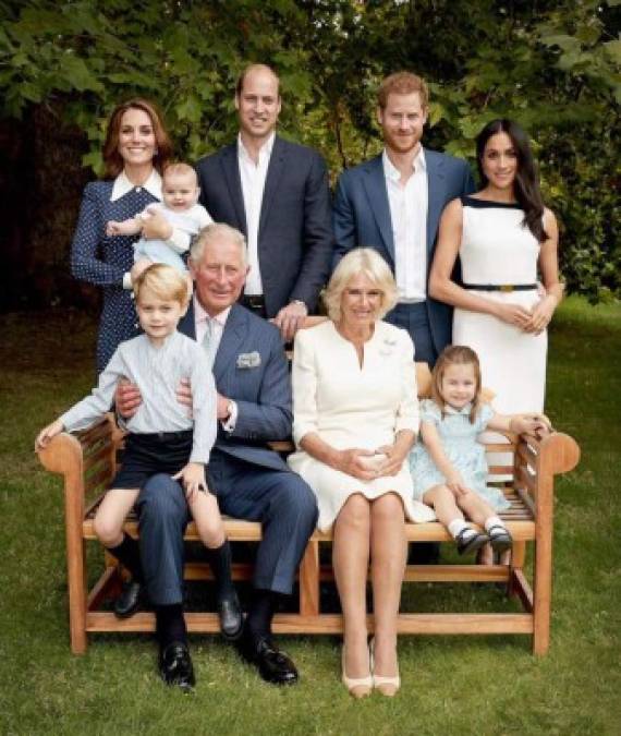 Tras la muerte de Diana, el príncipe contrajo matrimonio con Camila que ahora forma parte de la familia real británica junto a los hijos de su ex rival, los príncipes William y Harry.