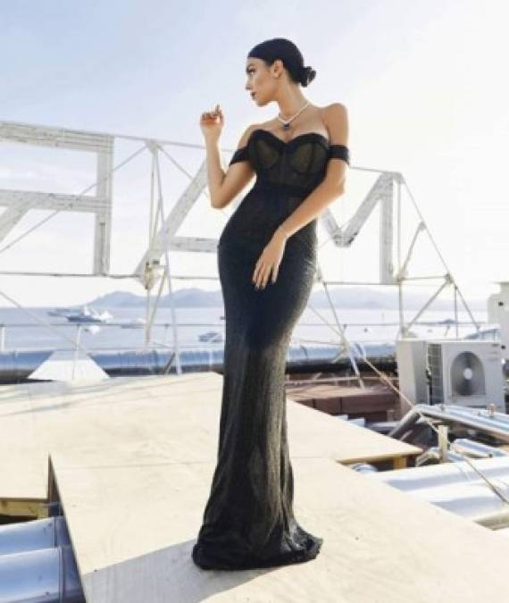 La novia de Cristiano debutó en La Croissette de Cannes como una auténtica estrella de Hollywood con escotazo y collar de diamantes idéntico al ‘Corazón del mar,’ la mítica joya del ‘Titanic’. Esta joya, como el resto que lució Georgina, eran de Chopard.<br/>