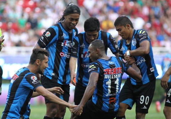 Ronaldinho debuta con gol, asistencia y victoria en la Liga MX