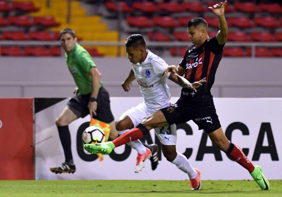 Olimpia salva el honor hondureño ante Alajuelense y clasifica en la Concacaf League