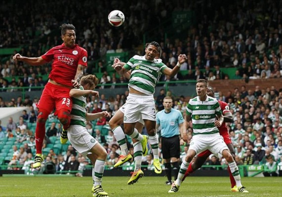 Emilio Izaguirre destaca en otra posición en amistoso contra el Leicester City