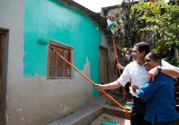 Presidente de Honduras sale a pintar casas en Tegucigalpa