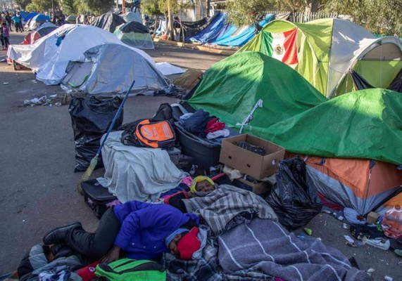 El Gobierno de Honduras entrega ayuda humanitaria a migrantes en Tijuana