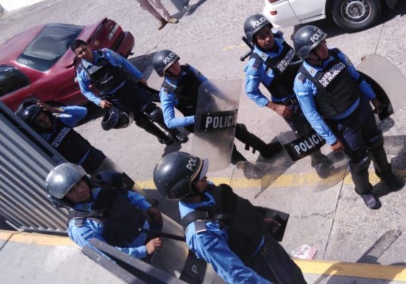 Policía resguarda Toncontín por presencia de manifestantes