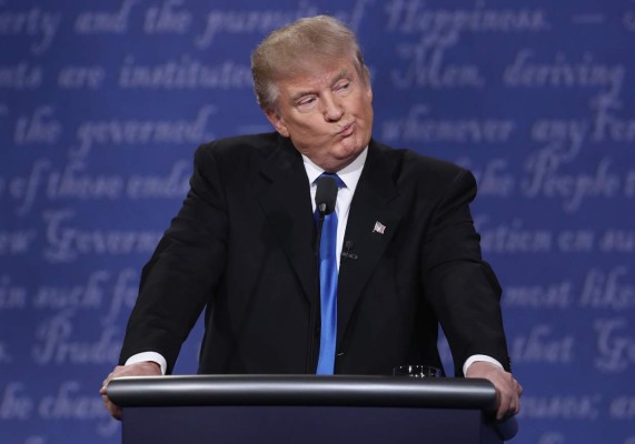 ¿Karma? Se burlan de Trump por sus resoplidos en debate