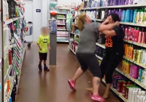Mujer de la brutal pelea del supermercado da su versión