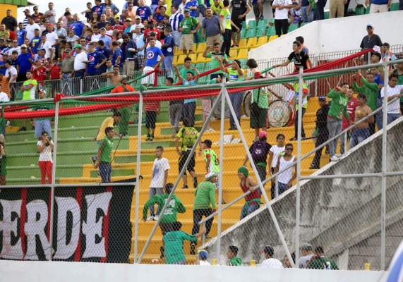 Barras de Motagua y Marathón se agarran a pedradas en Comayagua