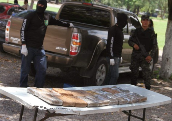 Realizan pruebas a paquetes de supuesta cocaína hallados en carros en San Pedro Sula