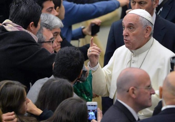 Con el pan 'no se juega', recuerda el Papa a los agricultores