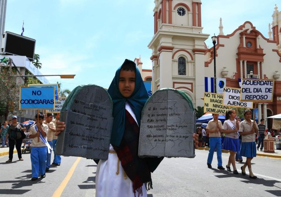 Color y fervor en los desfiles de estudiantes en Honduras