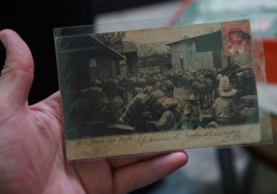 Registra la historia de Honduras en una colección de tarjetas postales