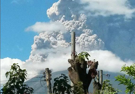 Bomberos de Honduras en alerta por erupción del Chaparrastique