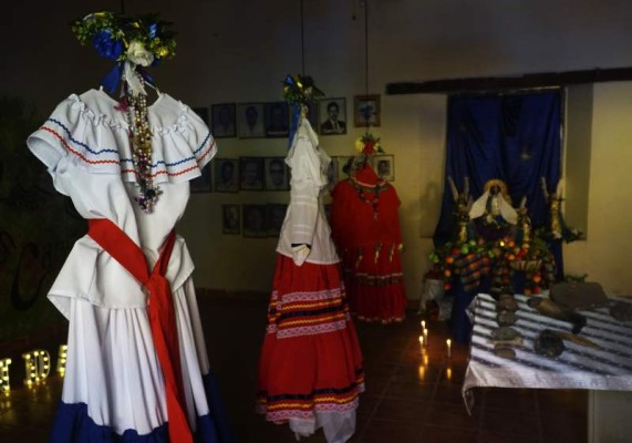 En la Casa de la Cultura se aprecian trajes típicos hondureños que se usaban desde la época colonial.