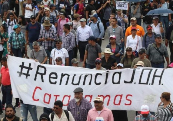 Distintos sectores de la sociedad marchan en Tegucigalpa por la Plataforma