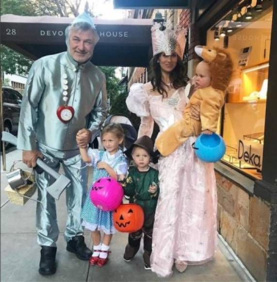 La bella familia del actor Alec Baldwin recreó a los personajes de El Mago de Oz. 'Sigan el camino amarillo... #TheBaldwins #LosBaldwinitos #HappyHalloween #Familia #NYC #Oz', escribió su esposa Hilaria Baldwin.