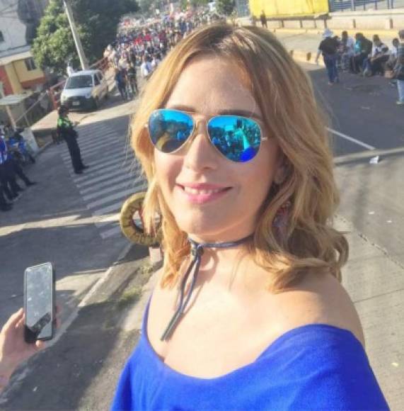 Judith Bellino, periodista de Canal 11, disfrutando de los desfiles patrios.