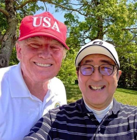 Trump y Abe compartieron una selfie en un campo de golf donde los mandatarios disfrutaron de un juego junto al golfista profesional japonés Isao Aoki.