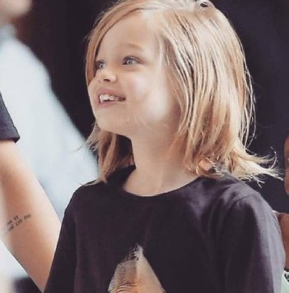 Desde muy pequeña Shiloh Pitt Jolie se inclinó por un look varonil. A sus cuatro años se transformó por completo, se cortó el pelo y cambió los vestidos de niña por ropa masculina.