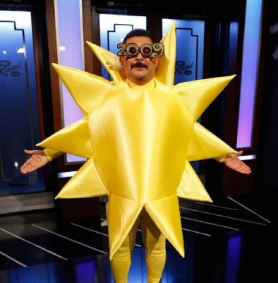El presentador y comediante Jimmy Kimmel compartió esta divertida imagen y escribió: 'Whatever you do, don't look directly at the sun today! #SolarEclipse2017 @IamGuillermo'. (Hagas lo que hagas, ¡no mires directamente al Sol hoy! #SolarEclipse2017 @IamGuillermo).<br/>