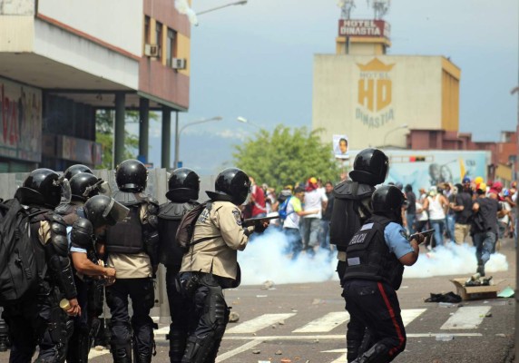 Opositores marchan en Venezuela en recuerdo a los fallecidos hace un año