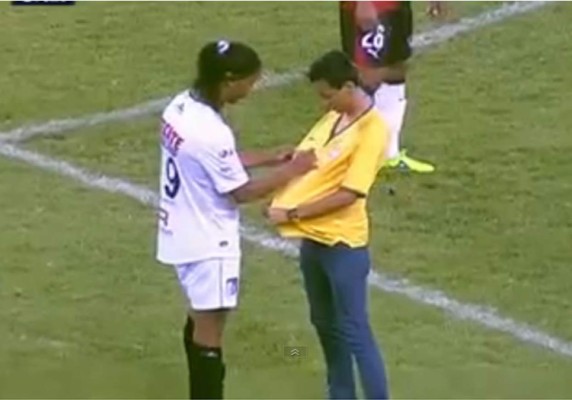 Ronaldinho firmó un autógrafo en pleno partido y fue sancionado