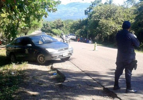 Hallan cadáver dentro de bául de un carro en Santa Cruz de Yojoa