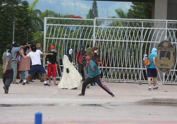 MEU y policías protagonizan enfrentamiento en la Unah