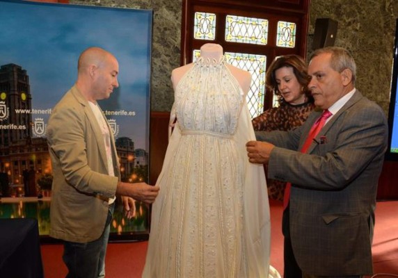 Crean vestido de novia con paracaídas de la II Guerra Mundial