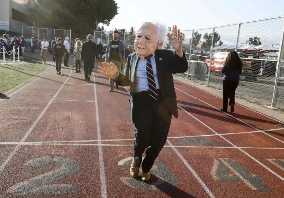 Bernie Sanders busca 'revolucionar' California con el apoyo de los hispanos