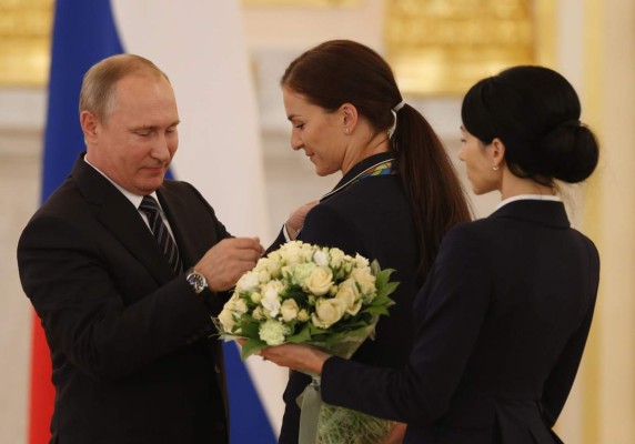 Putin condecora a los medallistas rusos y les regala un BMW
