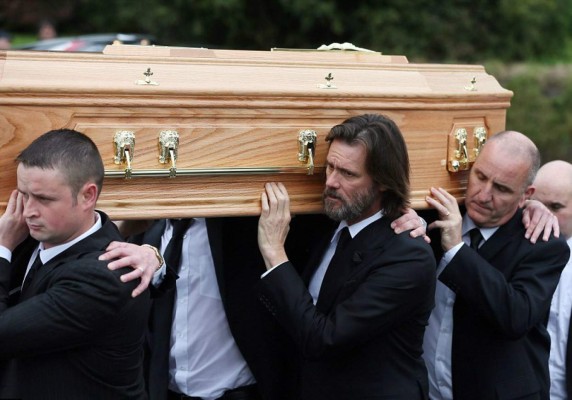 Jim Carrey llega al funeral de su exnovia
