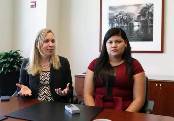 Hondureña recibe residencia permanente en EUA tras detención