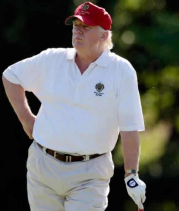 Tras su visita al hospital, Trump se dirigió a su club de golf en las cercanías de Bedminster, en Nueva Jersey, para jugar la tarde del sábado. Las críticas en redes sociales no se hicieron esperar.