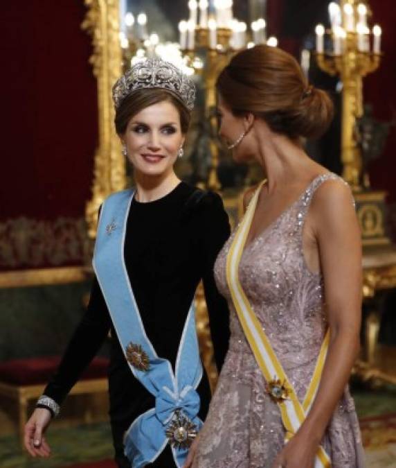 En el Salón del Trono del Palacio Real, la reina Letizia portó la tiara de platino y brillantes, hecha por el joyero Ansorena en 1906, ante 120 invitados.